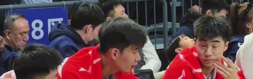 比赛太无聊？周琦带娃看星锐赛 小儿子涂涂看了不到一节睡着了