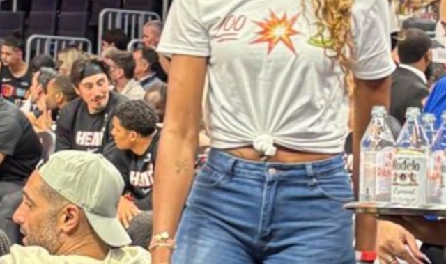 Baccarat-声援男友！阿贾·威尔逊穿趣味T恤：张伯伦、阿德巴约、科比