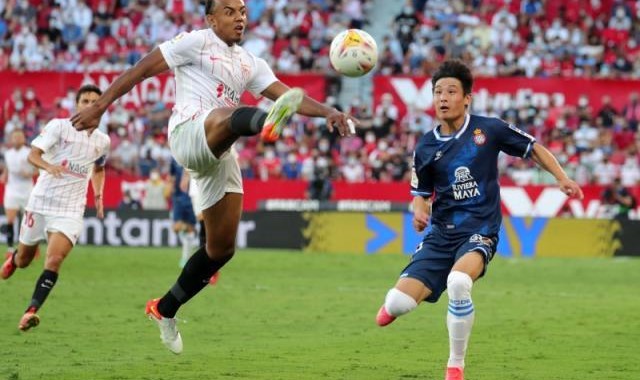 百家乐-武磊打完皇马才与国足会合 抵达当晚即参加合练