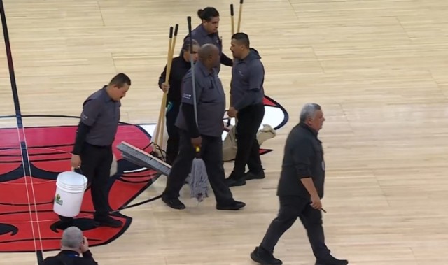 百家乐规则-冷凝水导致比赛延期！斯波：热火训练馆也出现过但15分钟就修复了